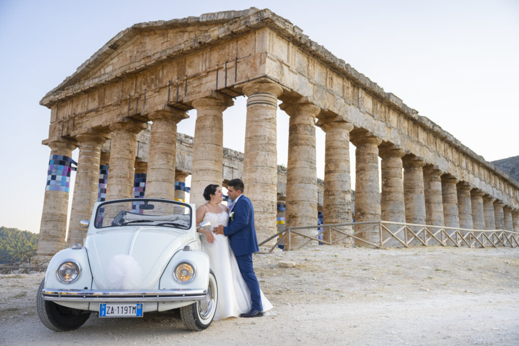 Foto di matrimonio al tempio di Segesta, in provincia di Trapani. Due sposi con dietro il tempio di Segesta.